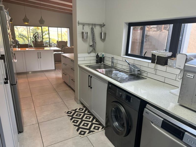 Spacious family Home - Photo 4