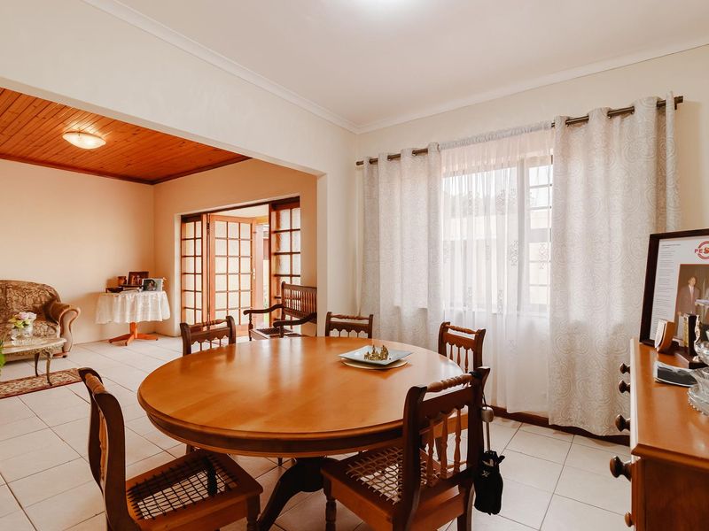 Beautiful 4-Bedroom Family Home - Photo 9