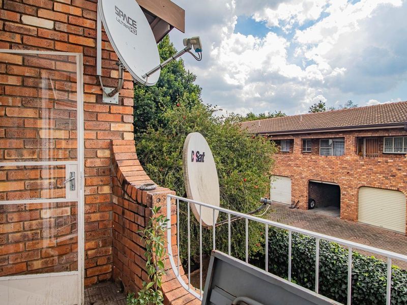 Charming First-Floor Unit: Comfort Meets Convenience! - Photo 6