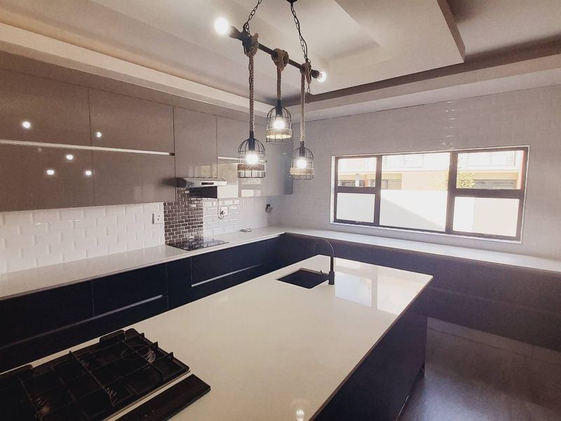 "Unveil Your Dream Home at Gateway Estate: Luxury Awaits - Photo 8