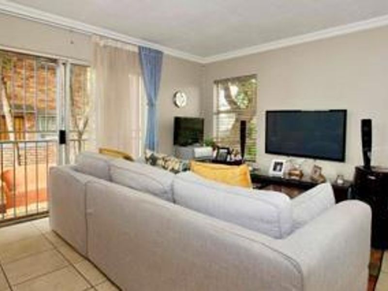 HEUWELSIG ESTATE - 3 BEDROOMS - 2 BATHROOMS - 2 GARAGES - Photo 4