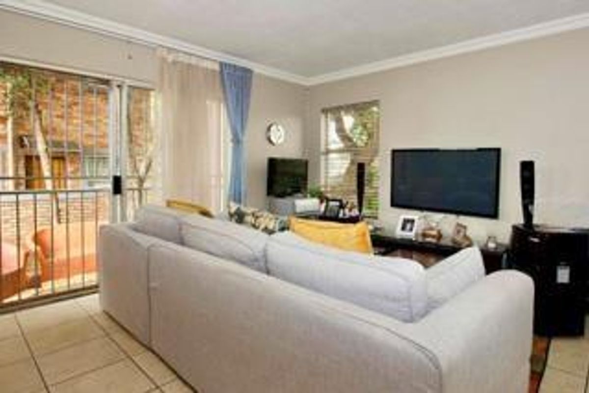 HEUWELSIG ESTATE - 3 BEDROOMS - 2 BATHROOMS - 2 GARAGES - Photo 4