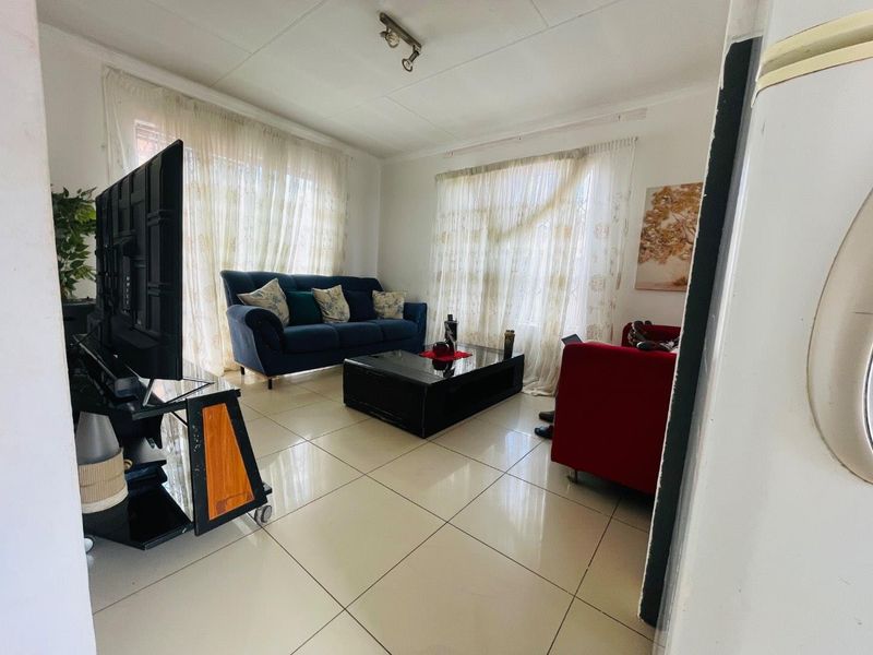 A Spacious and well maintained 3 Bedroom House available to rent - Photo 7