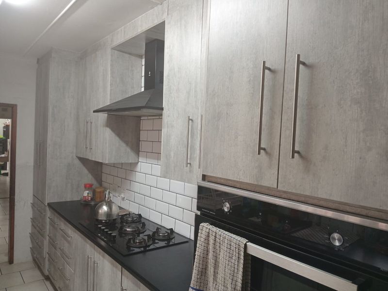 Family Home in Arboretum: Spacious Living, Lush Garden - Photo 4