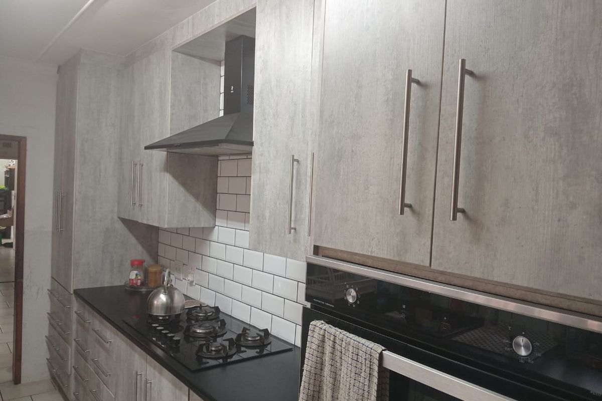 Family Home in Arboretum: Spacious Living, Lush Garden - Photo 4