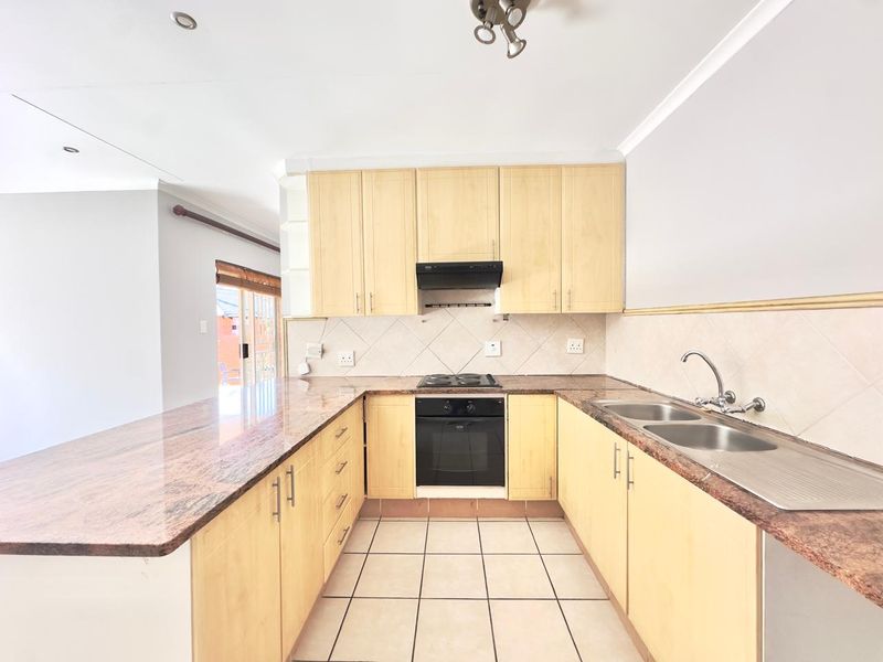 3 Bedroom Townhouse with Private Garden - Photo 2