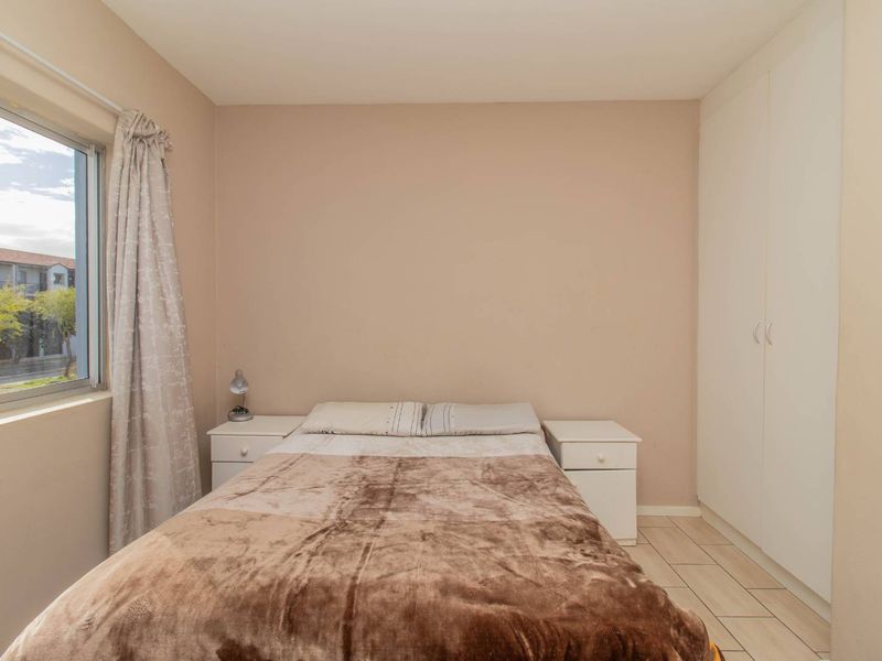 Renovated Elegant 2-Bedroom Retreat in Vibrant Parklands - Photo 5