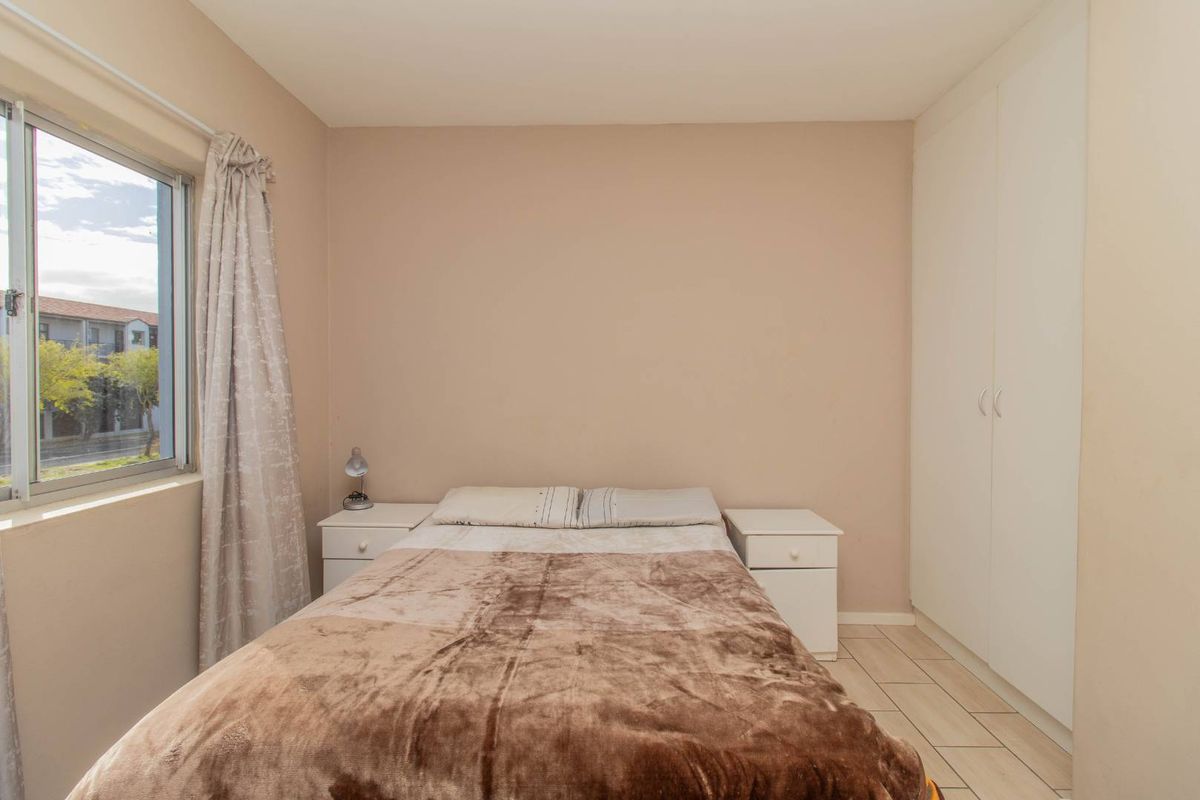 Renovated Elegant 2-Bedroom Retreat in Vibrant Parklands - Photo 5