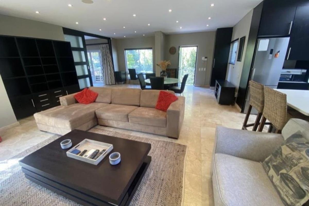 AN UPMARKET ONE BEDROOM GARDEN COTTAGE - Photo 2