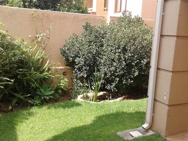 UNFURNISHED ONE BEDROOM GARDEN - Photo 9