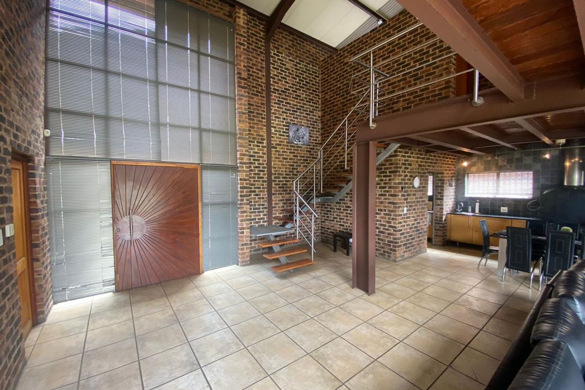 SOHO LOFT LIVING AT IT'S BEST. - Photo 5