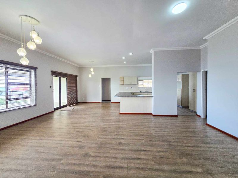 Coastal living with sea views and great location. - Photo 3