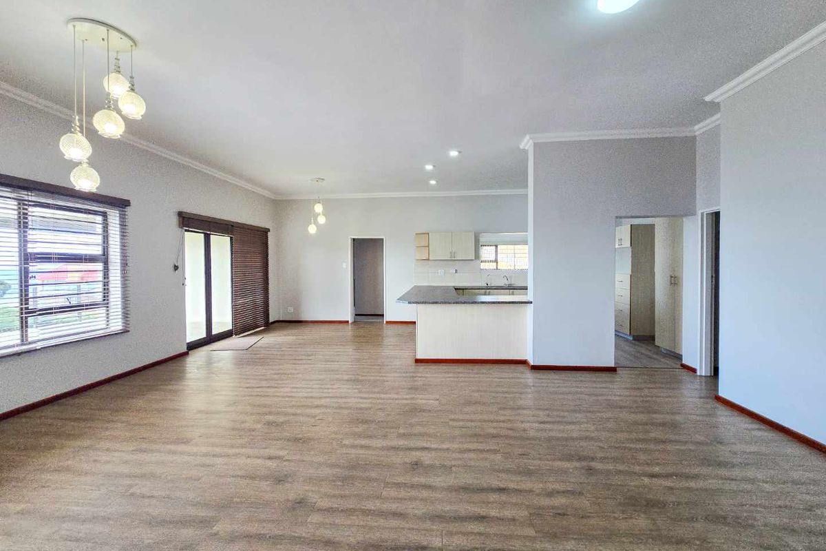 Coastal living with sea views and great location. - Photo 3