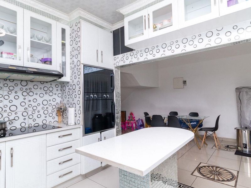 Open-Plan Elegance: Your Dream Townhouse Awaits! - Photo 10