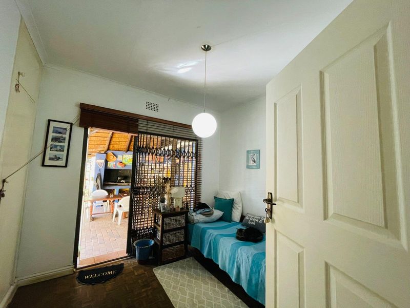 Family home with large garden - Photo 4