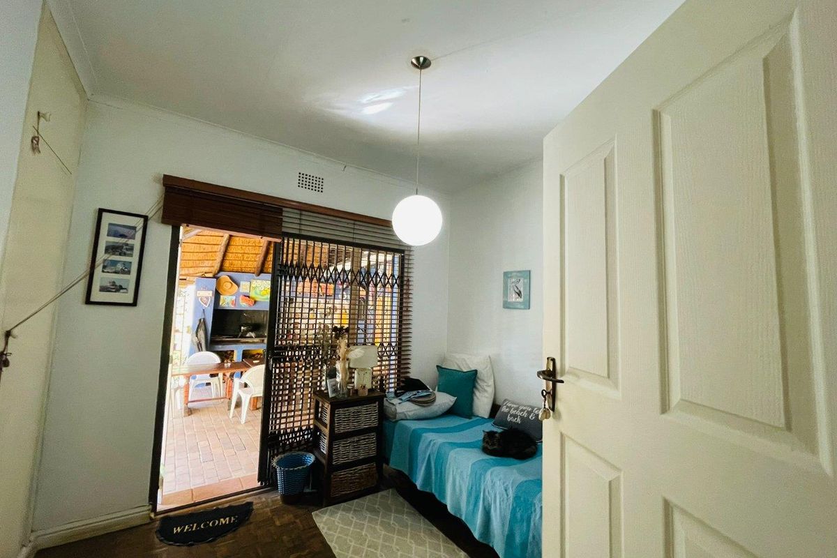 Family home with large garden - Photo 4