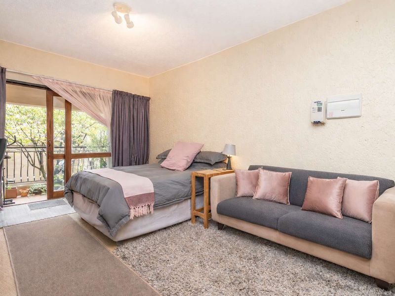 ☀️ Bachelor Bliss with a Balcony You’ll Use All Year Round! - Photo 3