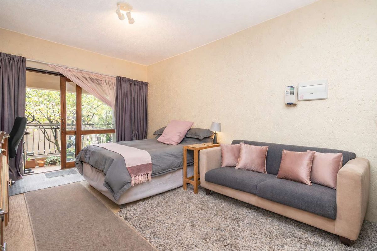 ☀️ Bachelor Bliss with a Balcony You’ll Use All Year Round! - Photo 3