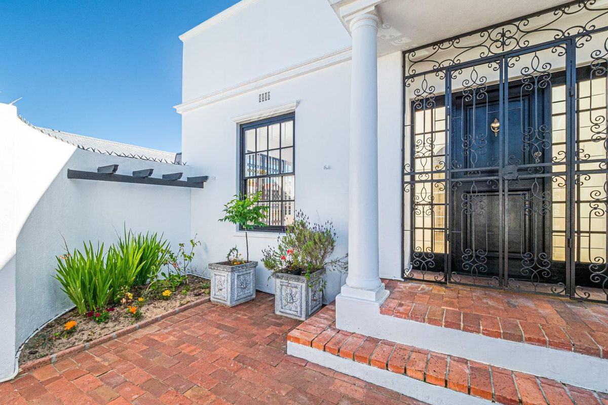 Stylish, Sun-Drenched Family Home in the Heart of Harfield Village - Photo 3