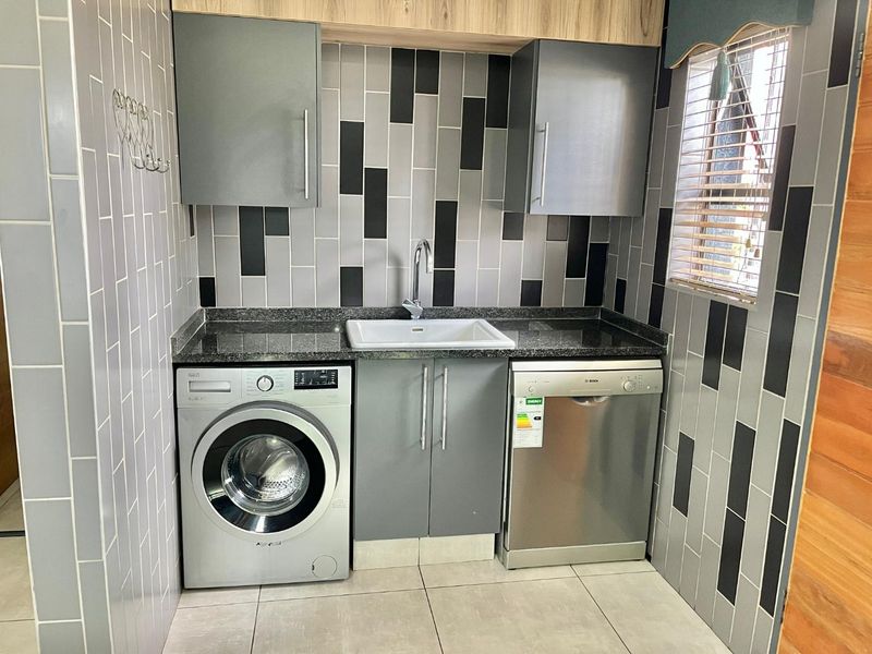 Entertainment Ready: Open-Plan Living & Stunning Outdoor Spaces - Photo 10