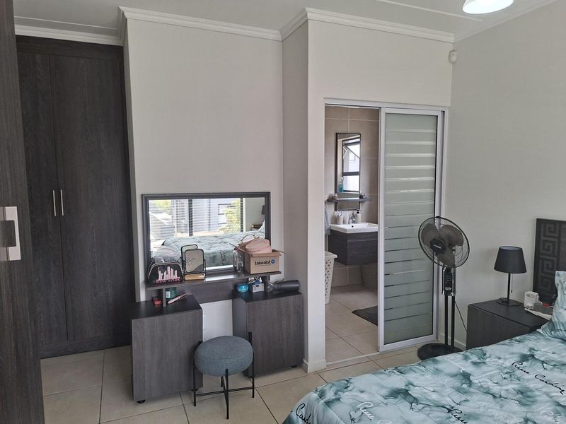 Modern 1st floor 3 Bedroom/2 Bathroom Apartment in secure estate - Photo 4