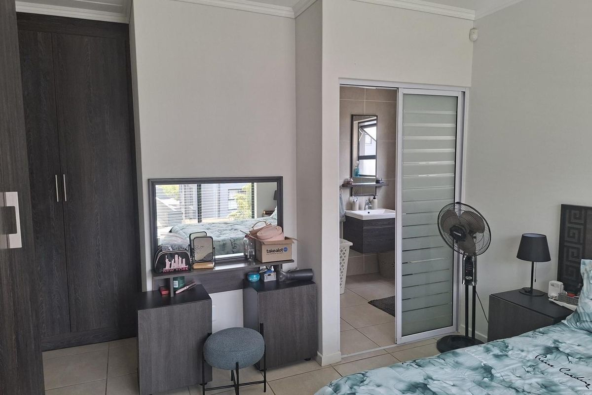 Modern 1st floor 3 Bedroom/2 Bathroom Apartment in secure estate - Photo 4