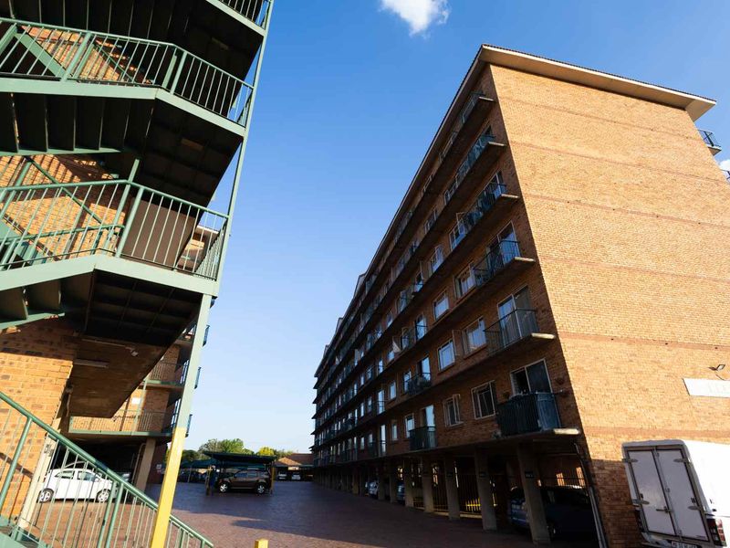 Spacious 3-Bedroom Apartment in Die Hoewes - Photo 4