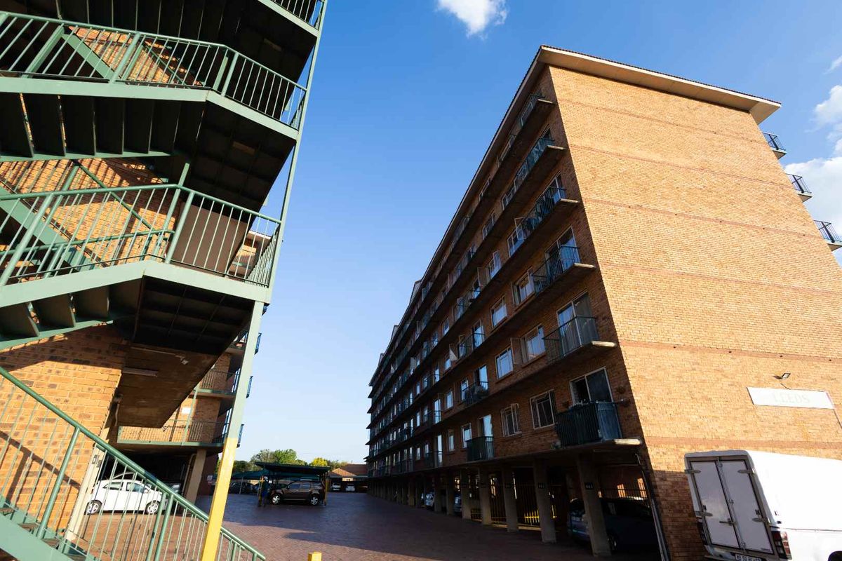 Spacious 3-Bedroom Apartment in Die Hoewes - Photo 4