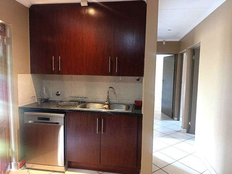 Secure Haven: Charming 3-Bedroom Family Home with Garden - Photo 7