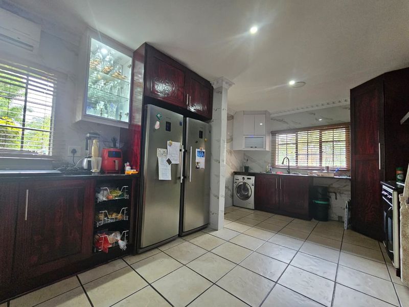 Stunning 4-Bedroom Family Home with Entertainment Paradise & Pool - Photo 6