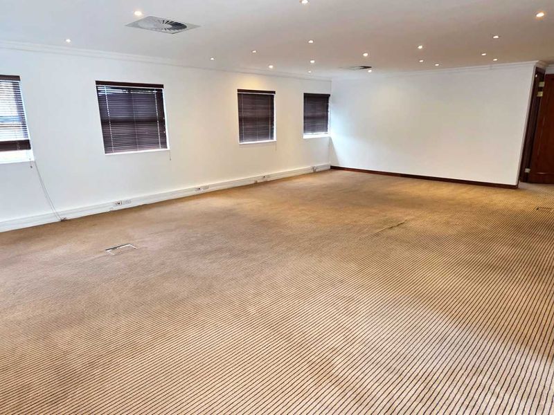 Spacious First Floor Office with Private Balcony - Photo 3