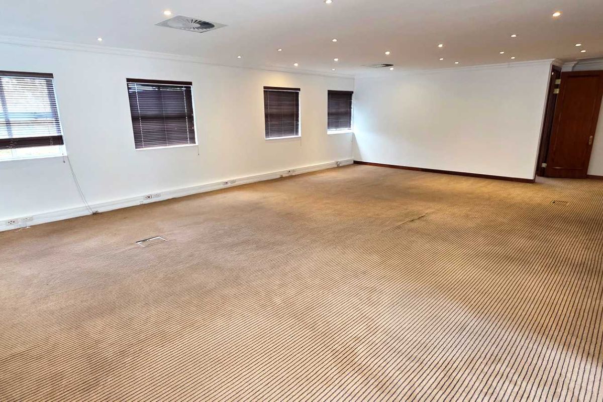 Spacious First Floor Office with Private Balcony - Photo 3