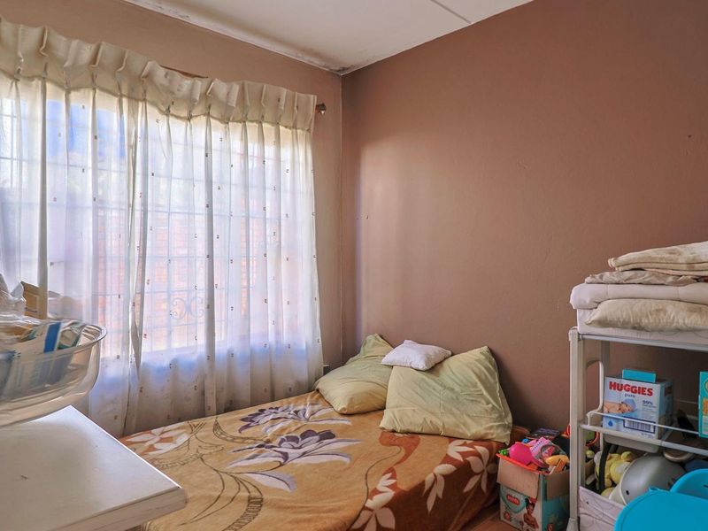**Charming 2-Bedroom Ground Floor Apartment for Sale in Mondeor** - Photo 10