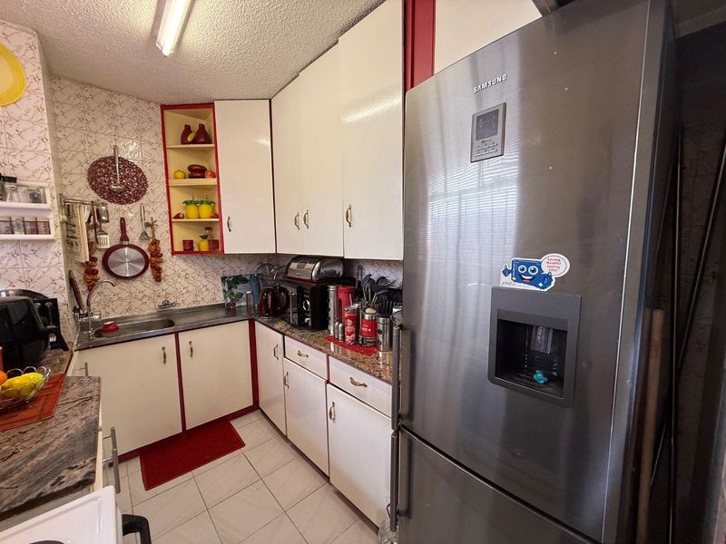 Spacious 3-Bedroom, 2-Bathroom Apartment With Beautiful Views - Photo 4