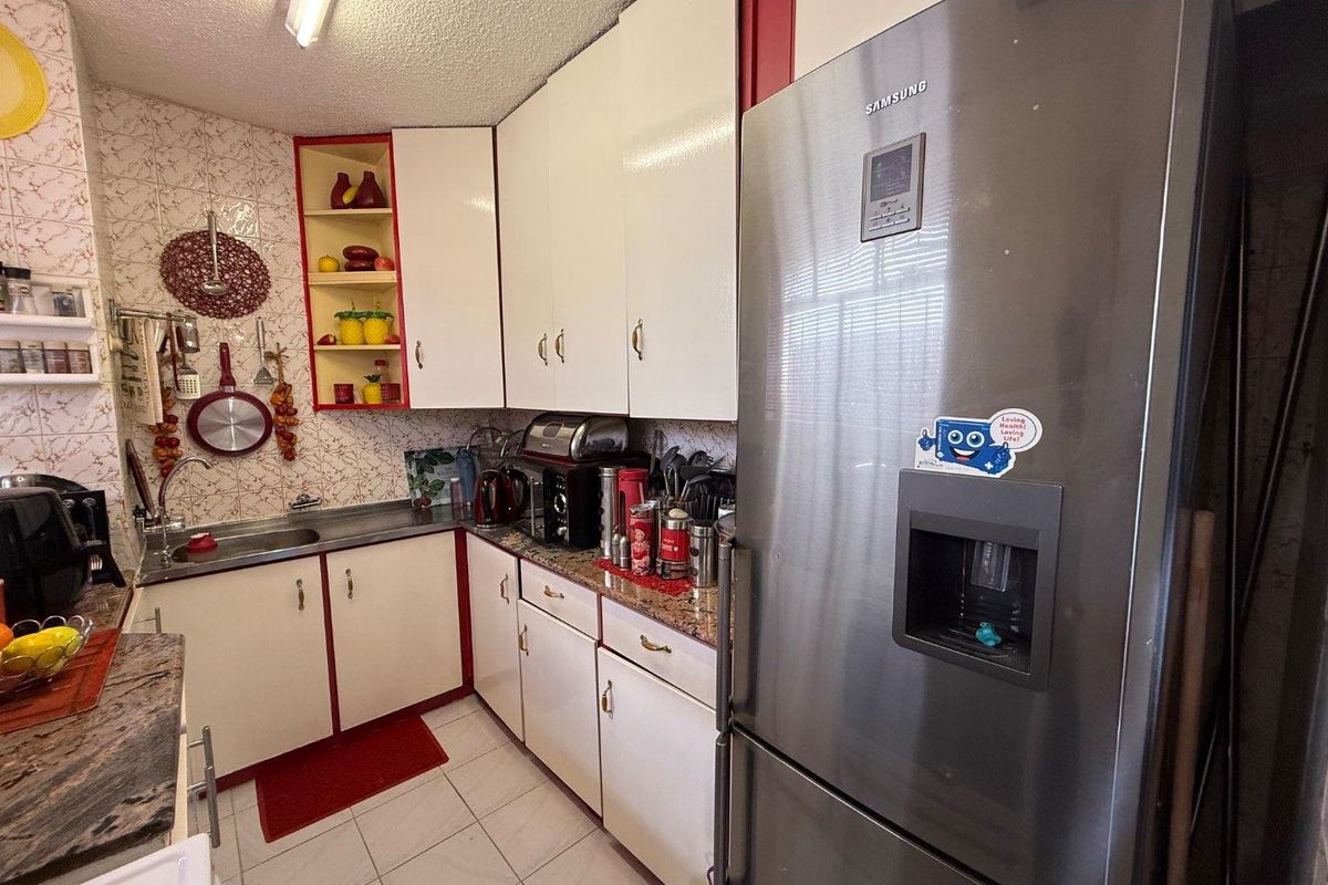 Spacious 3-Bedroom, 2-Bathroom Apartment With Beautiful Views - Photo 4