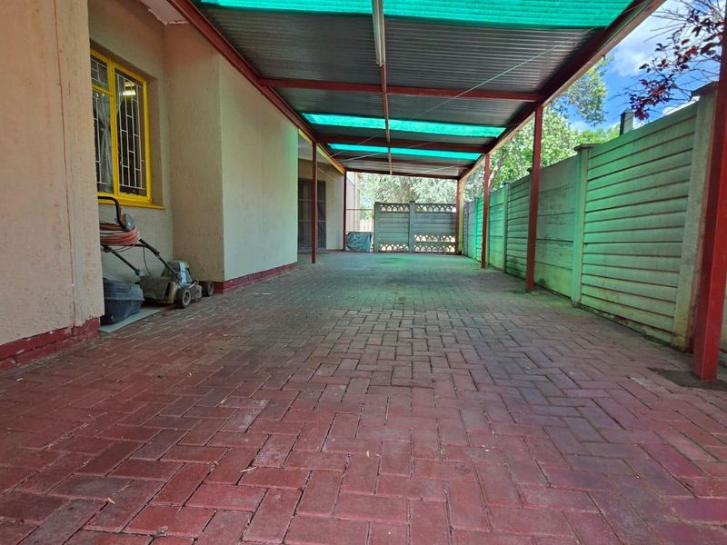 "Expand Your Vision: 3-Bed Home with Separate Flat!" - Photo 2