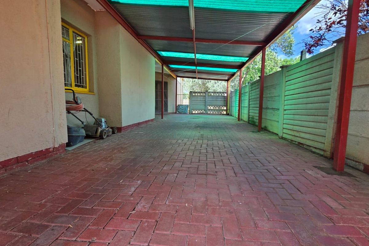 "Expand Your Vision: 3-Bed Home with Separate Flat!" - Photo 2