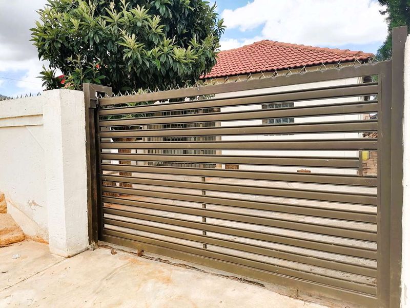 Beautifully presented Three-Bedroom, Two-Bathroom Home - Photo 2