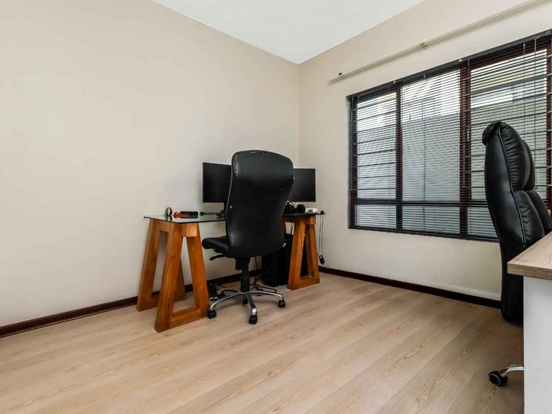 Charming 2-Bedroom 1 Bath Garden Apartment for Sale - Photo 10