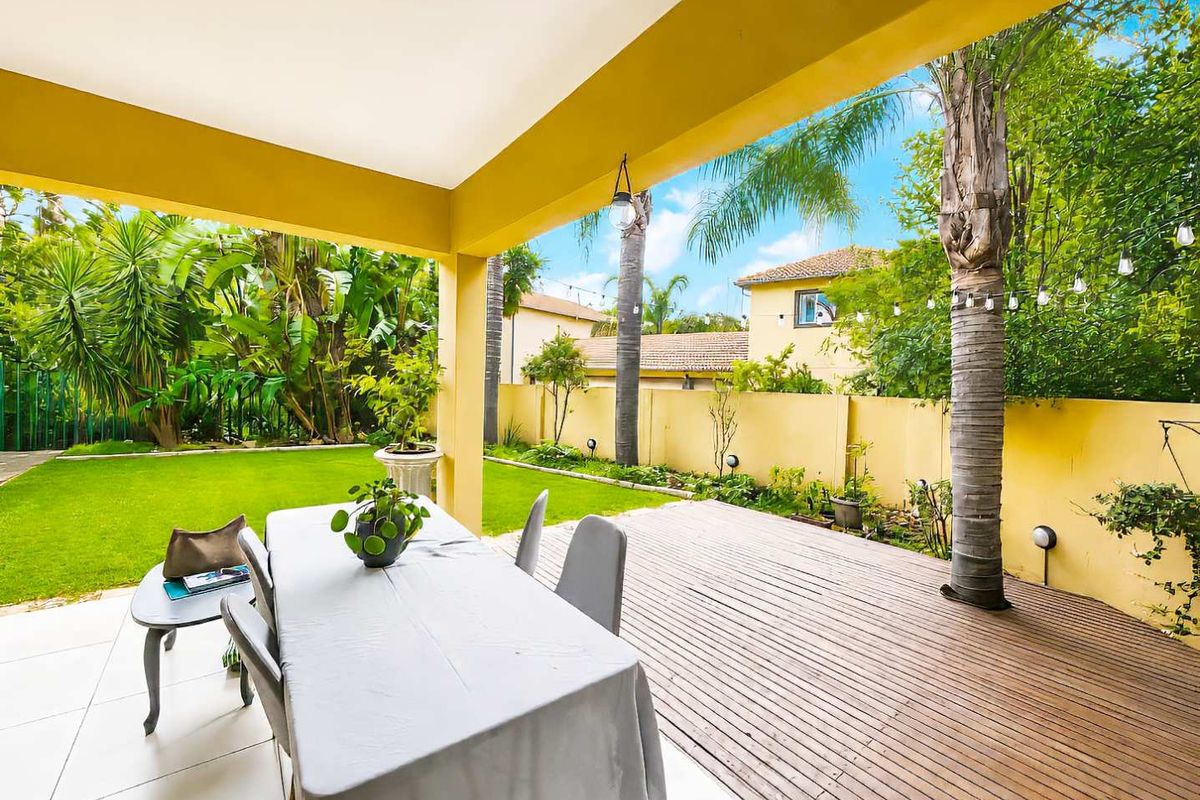 Modern Contemporary Living with Everyday Convenience - Photo 2