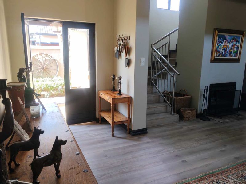 EXCLUSIVE MANDATE - BEAUTIFUL FAMILY HOME- IDEAL FOR THE ENTERTAINER - Photo 3