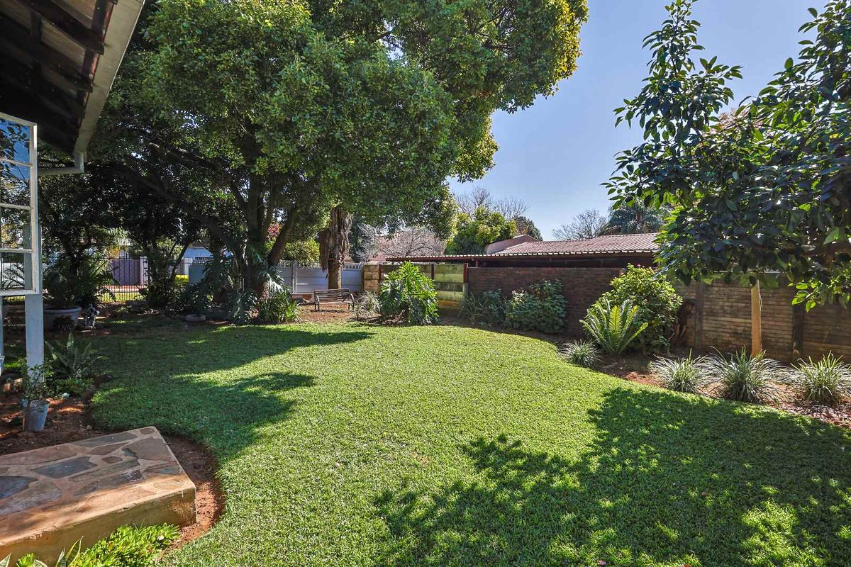 Beautiful 3-Bedroom Family Home with Fantastic Entertainment Areas in Meyerspark - Photo 3