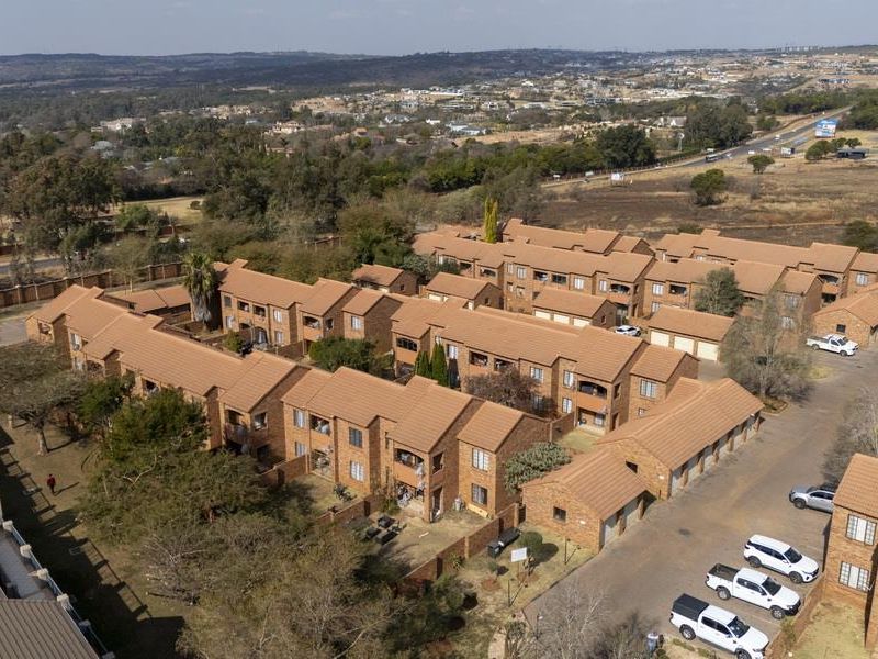 GROUND-FLOOR 2-BED UNIT WITH GARDEN IN MOOIKLOOF RIDGE ESTATE - Photo 5