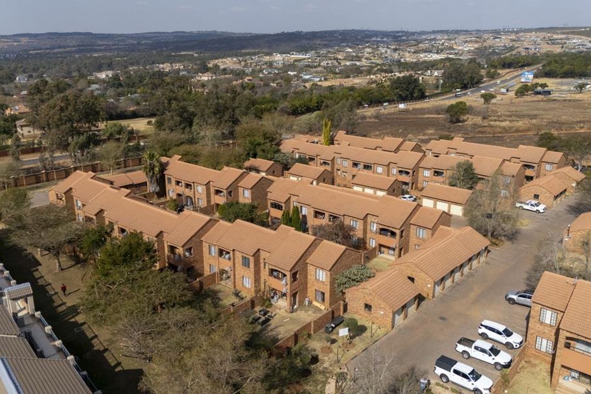 GROUND-FLOOR 2-BED UNIT WITH GARDEN IN MOOIKLOOF RIDGE ESTATE - Photo 5