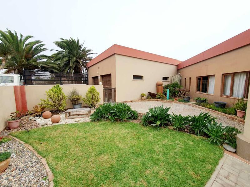 Spacious 3-Bedroom Home with Entertainment Room and Flatlet. - Photo 3