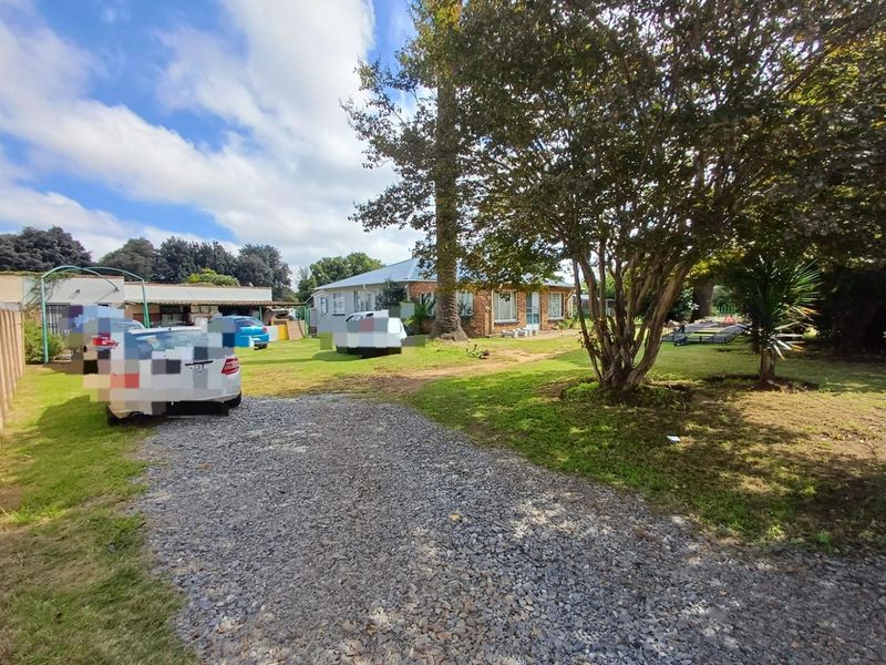 Springs,4 Bedroom with flatlet,pool,massive erf - Photo 1