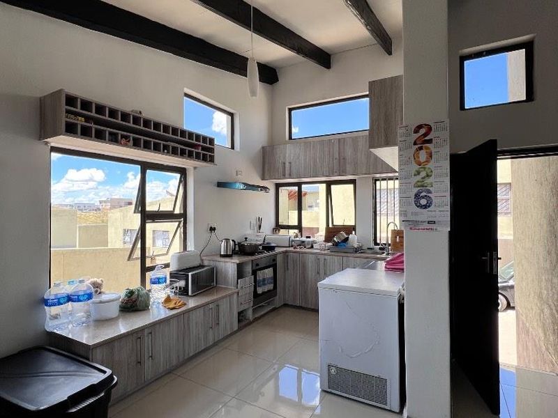 3 Bedroom Townhouse for Sale in Shetu Estate, Otjomuise Ext 4 - Photo 3