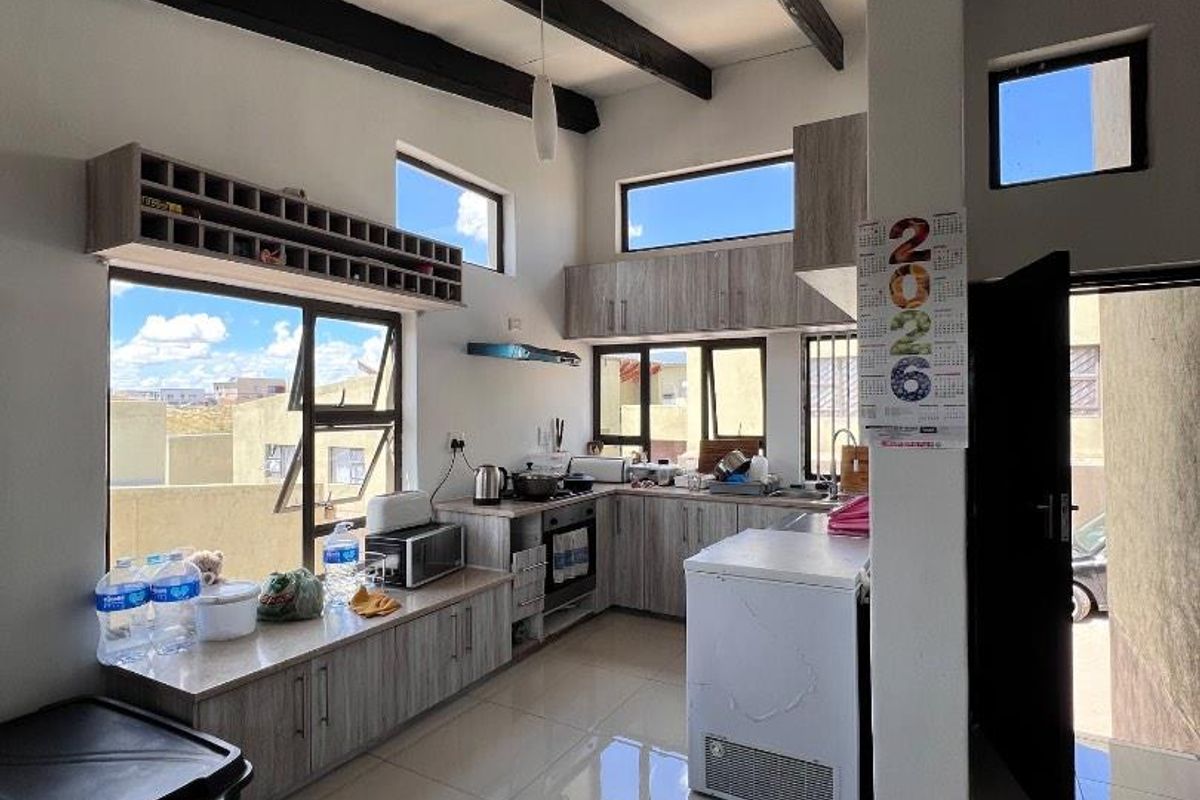 3 Bedroom Townhouse for Sale in Shetu Estate, Otjomuise Ext 4 - Photo 3