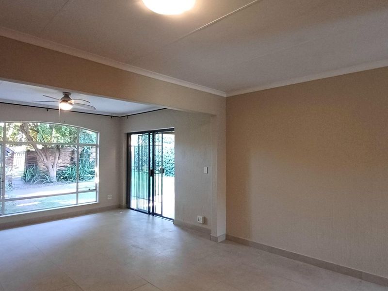 Freshly Renovated Townhouse with a Private Garden in a Peaceful Complex - Photo 10