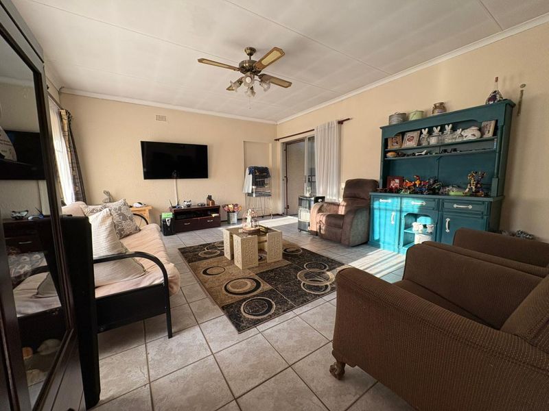 4 Bedroom Family Home with Large Flatlet in Secure Enclosed Area - Photo 2